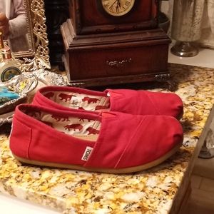 ❤ Tom's size 7 red Canvas flat
